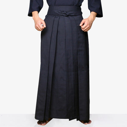Mann trägt Aikido Hakama Hose mit Keikogi für Kampfsport Training