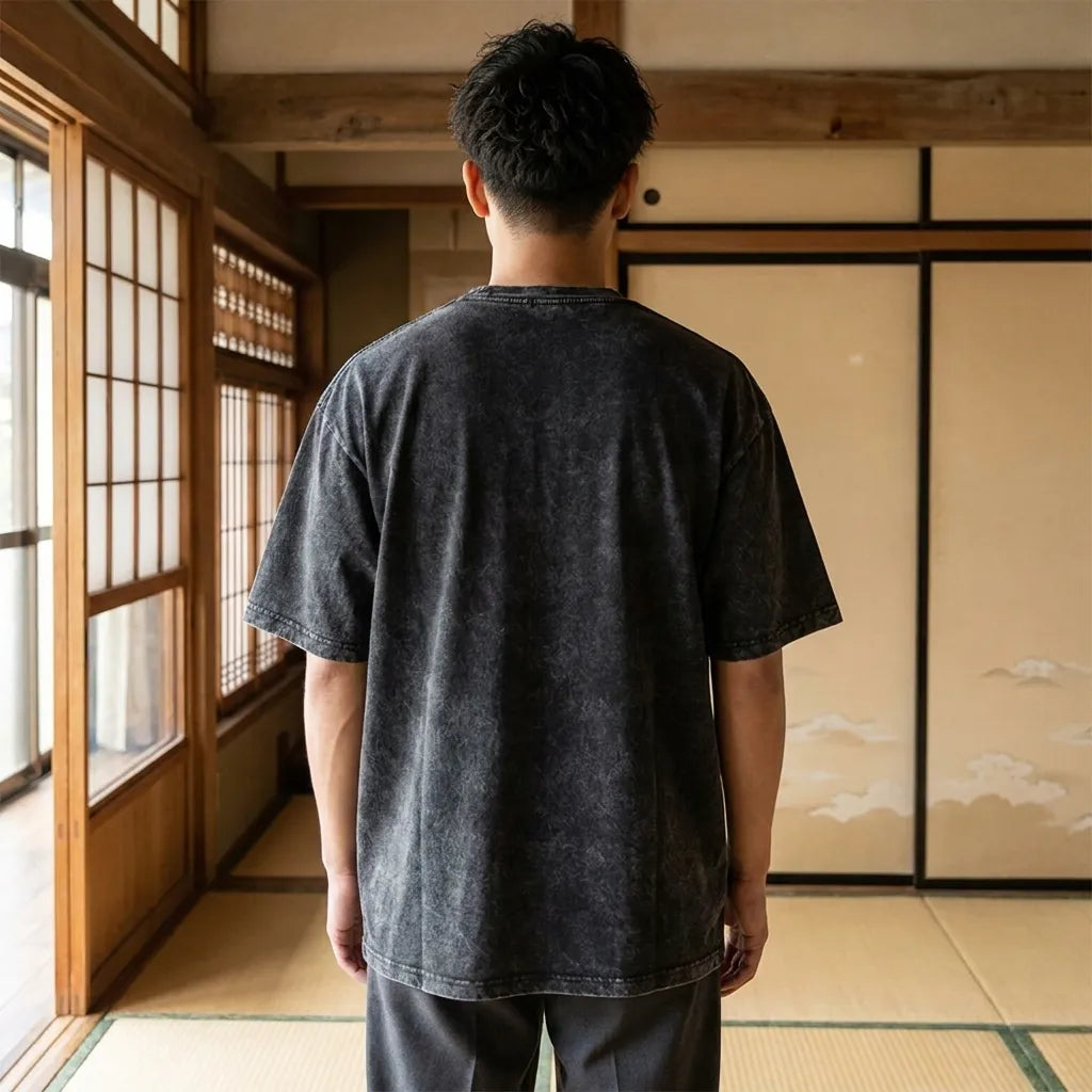 Akita T-Shirt in Streetwear-Look, Rückansicht ohne Print
