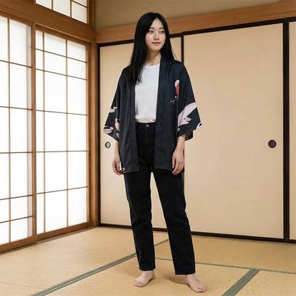 Frau trägt Anime Haori Jacke in Washitsu Zimmer mit Tatami und Shoji