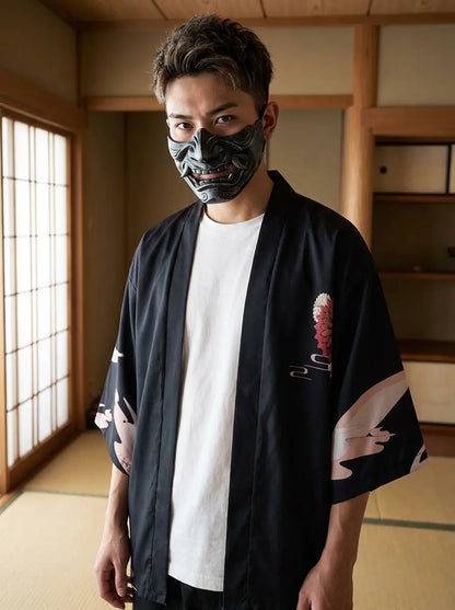 Mann trägt Anime Haori Kimono Jacke in traditionellem japanischem Wohnzimmer