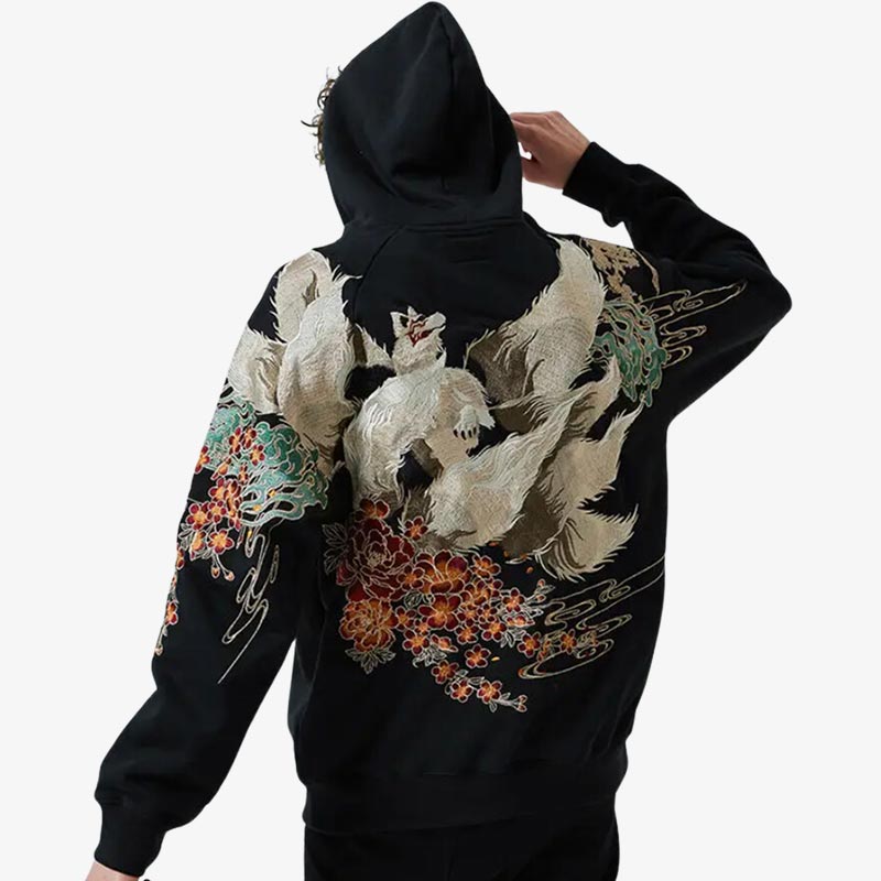 Mann trägt bestickten Kitsune Hoodie mit traditionellem Fuchs und Sakura Motiv aus weicher Baumwolle