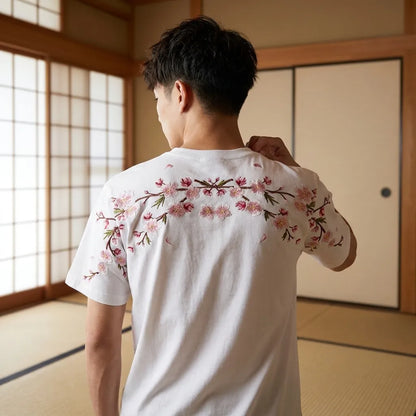 Weißes besticktes Sakura-Hemd von hinten mit Kirschblütenmuster