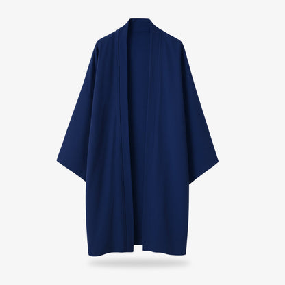 Marineblaue Kimono-Jacke für Damen auf weißem Hintergrund freigestellt.