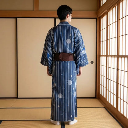 Rückansicht des blauen Herren-Kimonos mit weiten Ärmeln