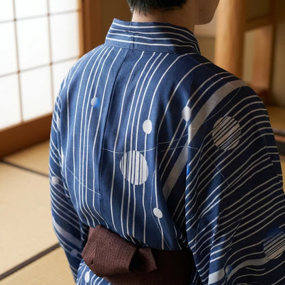 Rückansicht des blauen Kimonos für Herren im Ganzkörperbild