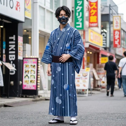 Modell trägt blauen Kimono Herren in entspannter Pose