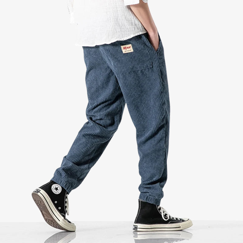Blaue Cordhose kombiniert mit schlichtem weißen Hemd im japanisch inspirierten Streetwear-Stil