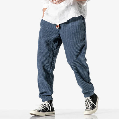 Blaue Cordhose im Japan-Stil aus weichem Cordstoff für lässige Streetwear-Looks