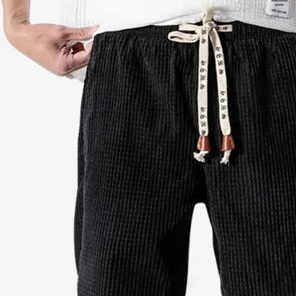 Schwarze Cordhose mit japanisch inspirierter Silhouette und weichem Stoff