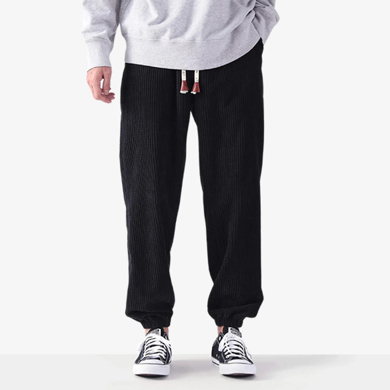 Schwarze Cordhose im japanisch inspirierten Retro-Stil