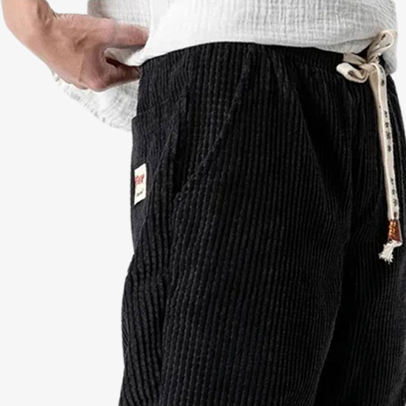 Schwarze Cordhose kombiniert mit modernem japanischen Streetwear-Look