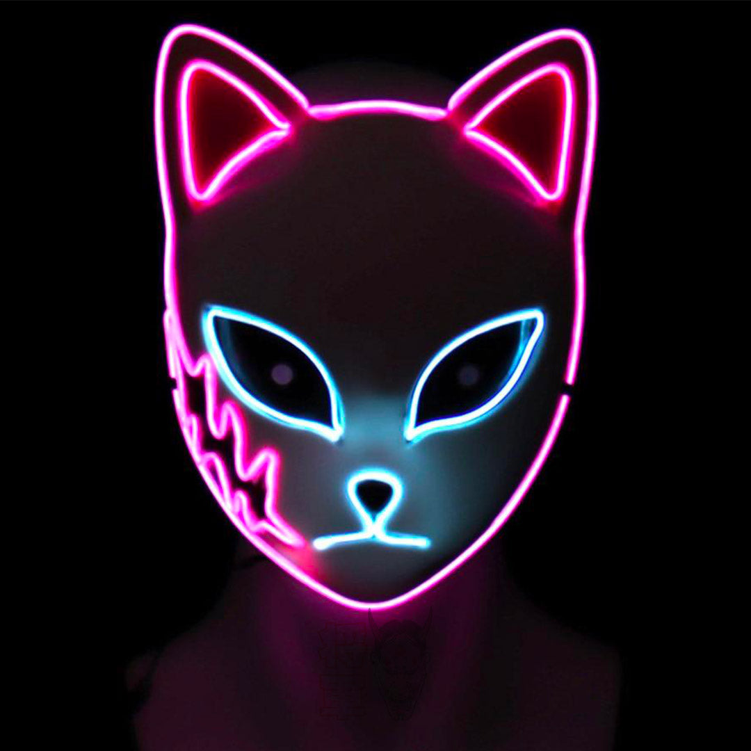 Kitsune Demon Slayer Maske leuchtet blau im Dunkeln
