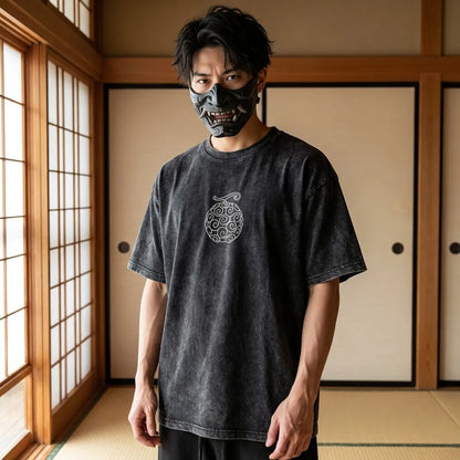 Schwarzes Devil Fruit Shirt in Streetwear-Optik von vorne