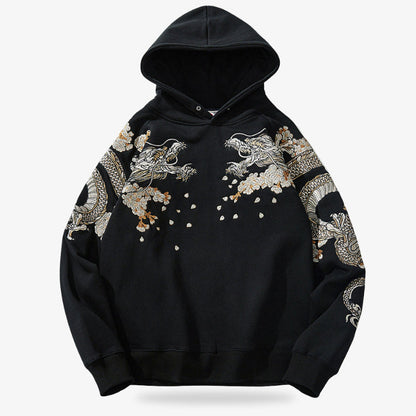 Schwarzer Herren Hoodie mit Drachenstickerei auf weißem Hintergrund