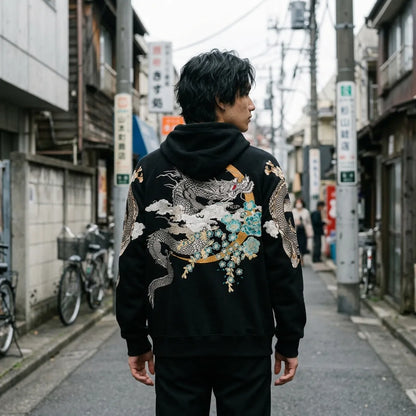 Rückenansicht des Drachen Hoodies mit silbernem Drachen um einen goldenen Ring