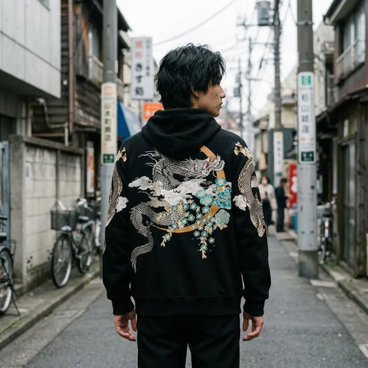 Rückenansicht des Drachen Hoodies mit silbernem Drachen um einen goldenen Ring