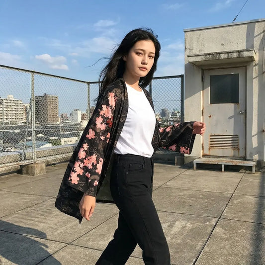 Roter Drachen-Kimono wird auf einer Dachterrasse in der Stadt getragen