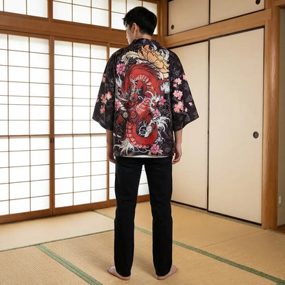 Rückansicht der Drachen Kimono Haori Jacke mit vollständigem Rückenmotiv im Washitsu-Zimmer