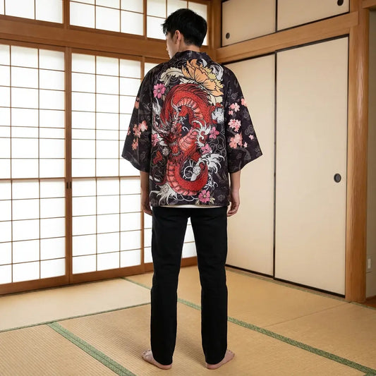 Rückansicht der Drachen Kimono Haori Jacke mit vollständigem Rückenmotiv im Washitsu-Zimmer