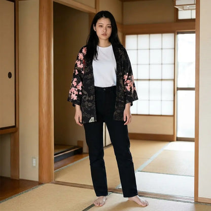 Schwarzer Drachen-Kimono mit Kirschblüten- und Drachenmuster, getragen in einem traditionellen Tatami-Raum