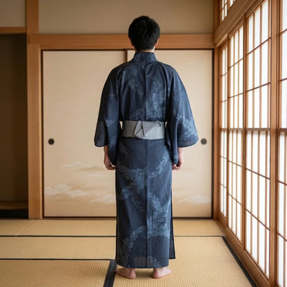 Rückansicht des dunkelblauen Yukata für Herren mit lockerem Fall