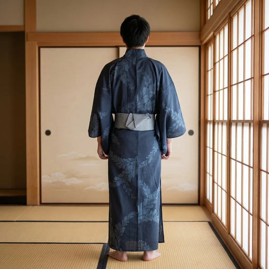 Rückansicht des dunkelblauen Yukata für Herren mit lockerem Fall