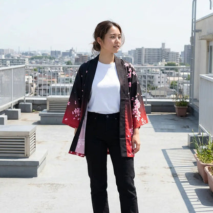 Dunkle Sakura Kimono Jacke auf einer Dachterrasse mit Pflanzen im Hintergrund