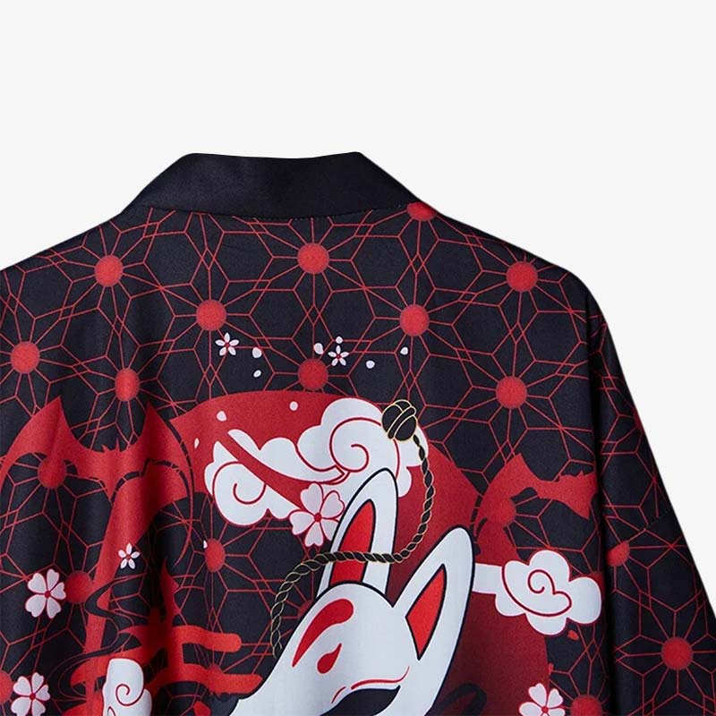 Elegante schwarze Kimono Jacke mit Sakura Blüten und Kitsune Fuchsmaske verziert