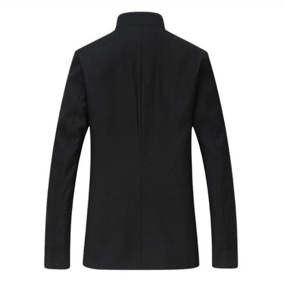 Schwarze Gakuran Jacke als japanische Herrenuniform im Ganzkörperbild