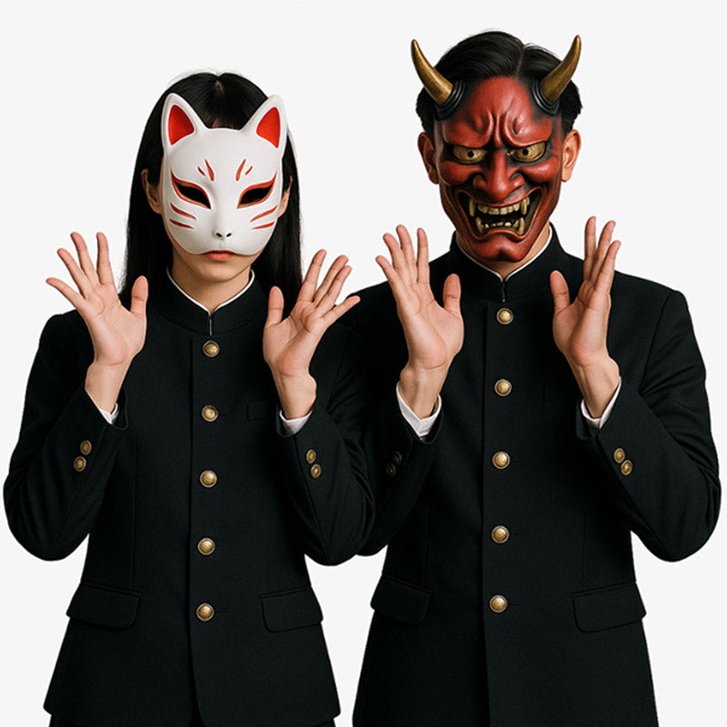Zwei Personen in schwarzen Gakuran Jacken mit Oni Masken vor weißem Hintergrund