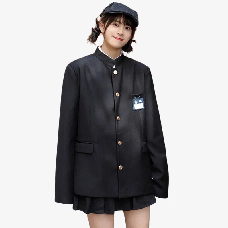 Person trägt schwarze Gakuran Jacke mit kurzem schwarzem Rock