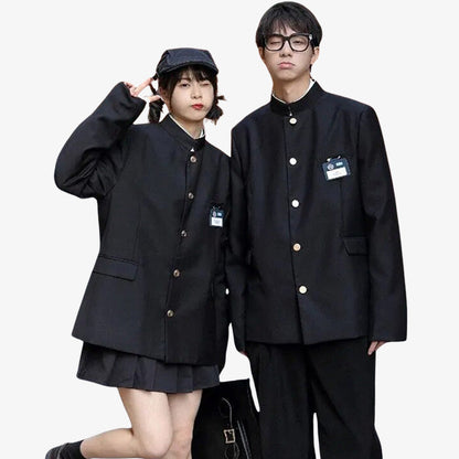 Paar trägt schwarze Gakuran Jacke und passenden japanischen Rock