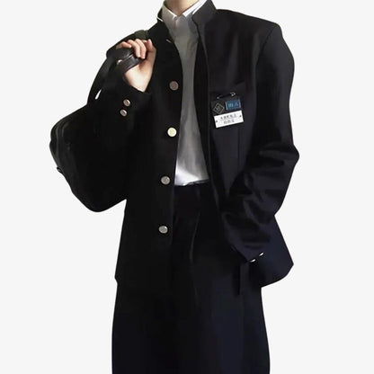 Mann trägt schwarze japanische Schuluniform mit weißem Hemd darunter