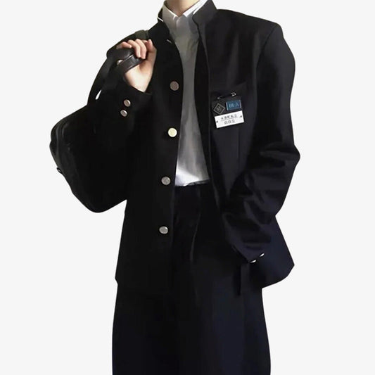 Mann trägt schwarze japanische Schuluniform mit weißem Hemd darunter
