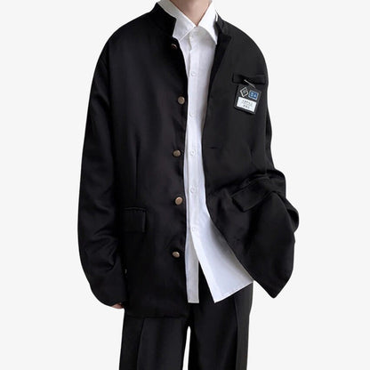 Schwarze Schuluniform mit Hosenträgern und weißem Hemd