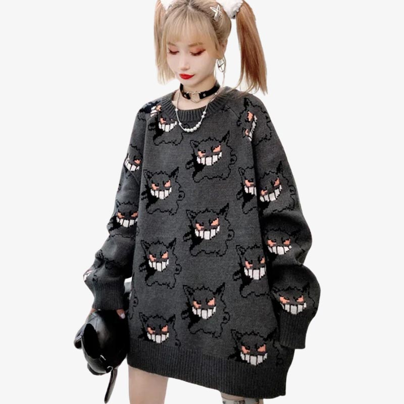 Frau trägt grauen Gengar Sweatshirt mit Pokemon-Geistermuster im Alltagslook