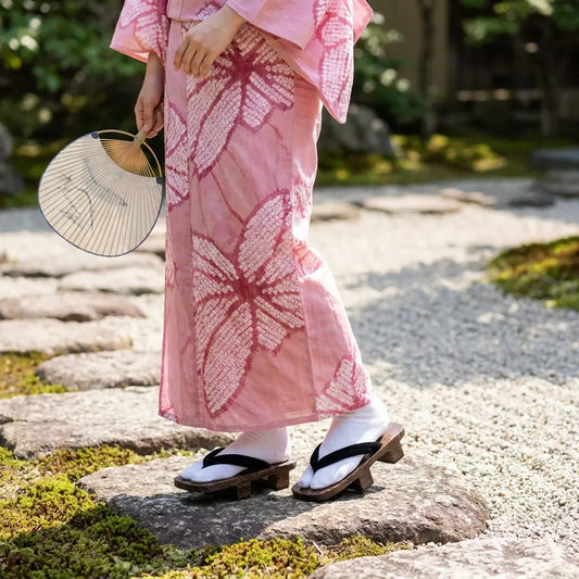 Geta Damen Sandalen getragen mit einem rosa Kimono im japanischen Garten