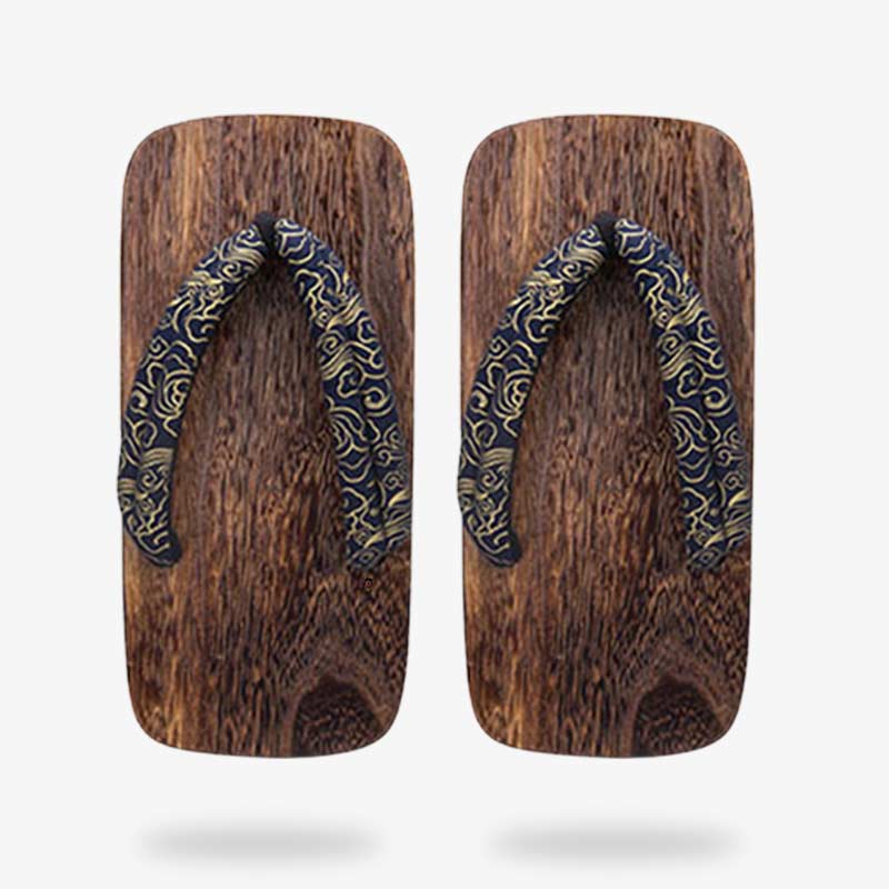 Von einem Kunsthandwerker gefertigte Geta-Holzsandalen mit natürlicher Holzmaserung und traditionellem Design