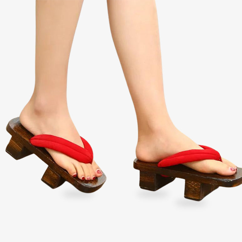 Frau trägt japanische Holzsandalen mit Plateau im modernen Streetwear Look