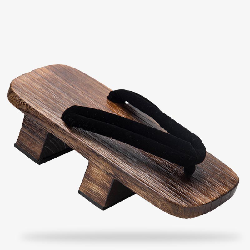Elegante Geta Sandalen aus Holz auf Tatami mit schwarzem Baumwollriemen