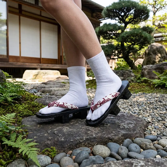 Geta Sandalen Damen mit Bordeaux Hanao und dunklem Holz im japanischen Garten