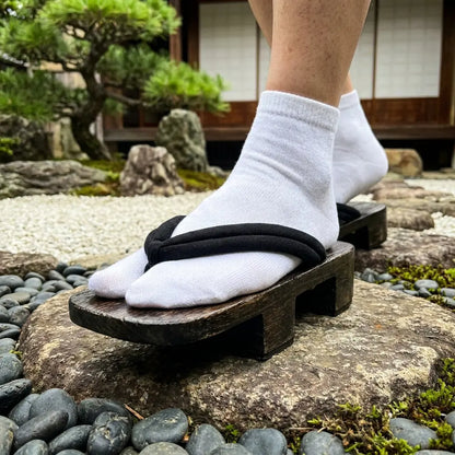 Nahaufnahme des dicken geflochtenen Hanao-Riemens an den Geta Sandalen