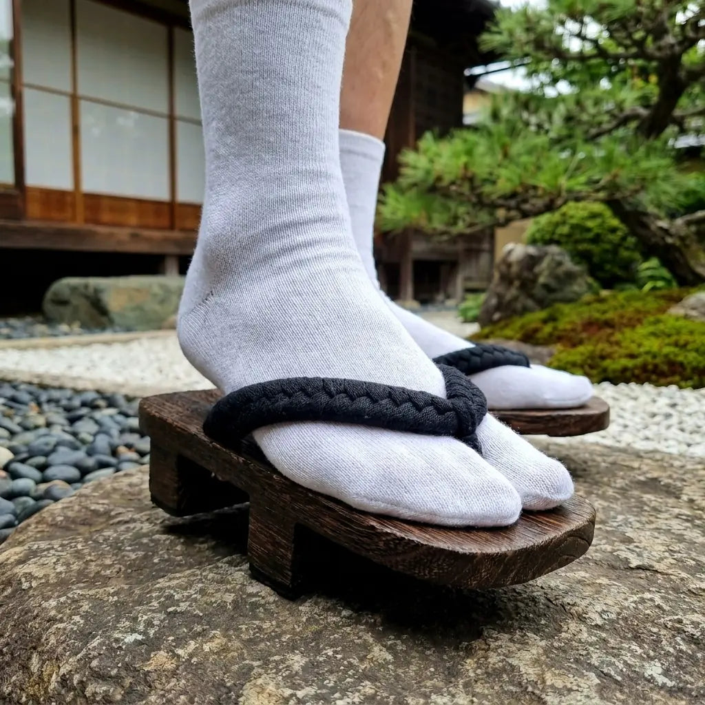 Nahaufnahme des geflochtenen schwarzen Hanao-Riemens der Geta Sandalen