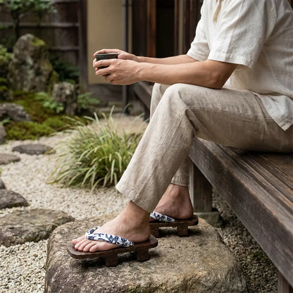 Geta Sandalen getragen mit weißen Tabi-Socken im japanischen Garten