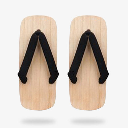 Mehrere Geta Sandalen aus Holz mit schwarzen Riemen zur Auswahl