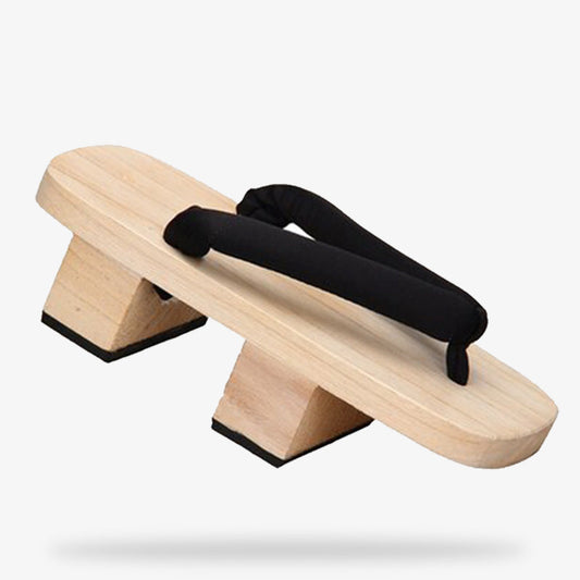 Traditionelle Geta Sandalen aus Holz mit Stoffriemen im Detail