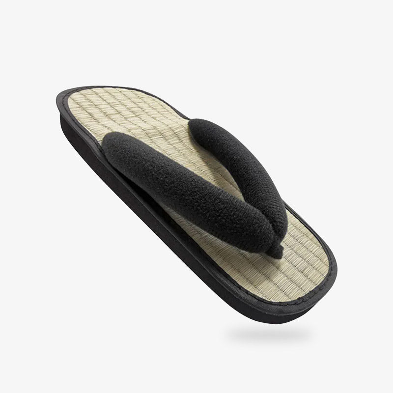 Mehrere Paare Geta Sandalen nebeneinander im Vergleich