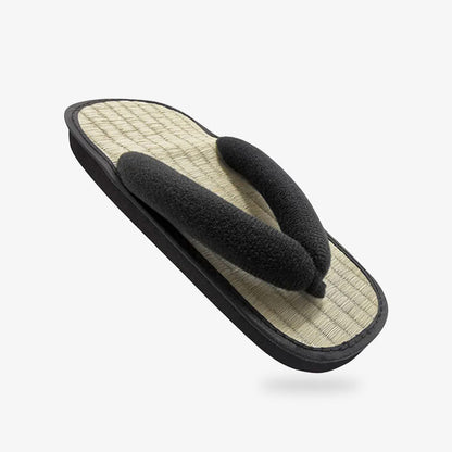 Mehrere Paare Geta Sandalen nebeneinander im Vergleich