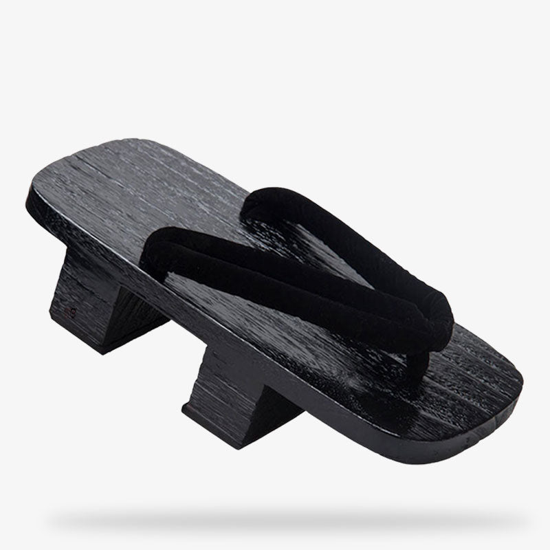 Mehrere schwarze Geta Sandalen für Samurai- oder Geisha-Kostüme mit schwarzem Riemen