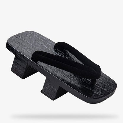 Mehrere schwarze Geta Sandalen für Samurai- oder Geisha-Kostüme mit schwarzem Riemen